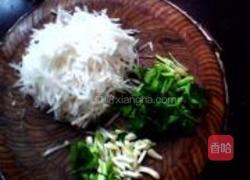 白萝卜丝煮鱼的做法图解2