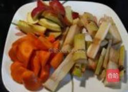 红萝卜竹蔗苹果水的做法图解1