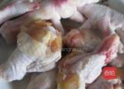 土豆干炖鸡翅根的做法图解1