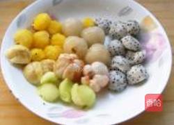 菠萝船水果沙拉的做法图解2