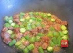 秋葵果仁炒牛肉粒的做法图解6