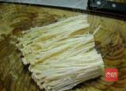 金针菇炖冻豆腐的做法图解3