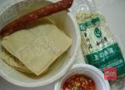 金针菇炖冻豆腐的做法图解1