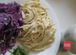 紫甘蓝拌豆腐丝的做法图解1