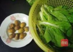 杭白菜炒栗子的做法图解1