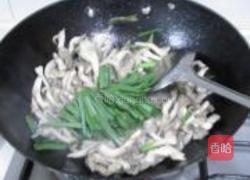 大蒜姬菇炒肉片的做法图解8