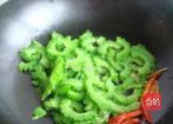苦瓜炒腊猪耳朵的做法图解7