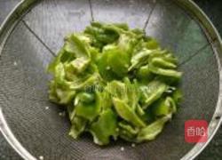 肉片炒手撕甜椒的做法图解2