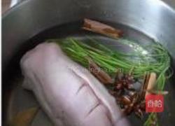 红枣玉米猪脚汤的做法图解3