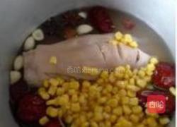 红枣玉米猪脚汤的做法图解6