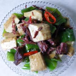 青椒豆干炒腊肉的做法[图]