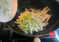 芥蓝炒香肠的做法图解2