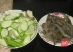 丝瓜炒对虾的做法图解1