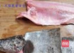 青椒茭白炒鱼柳的做法图解2