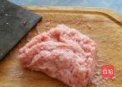 黄瓜猪肉木耳水饺的做法图解1