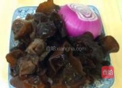 洋葱头拌黑木耳的做法图解1