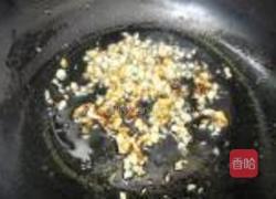 蕨菜炒花肉的做法图解3