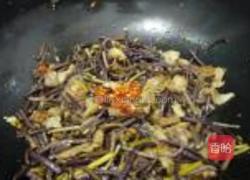 蕨菜炒花肉的做法图解7