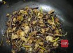 蕨菜炒花肉的做法图解8
