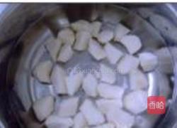 五花肉炖山药的做法图解1