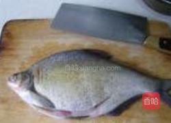 剁椒孔雀开屏鱼的做法图解3