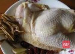 金针菜红枣蒸鸡的做法图解1