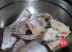 红烧鳕鱼炖木耳的做法图解1