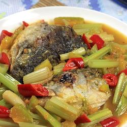 南瓜西芹烩三文鱼的做法[图]