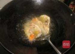 南瓜西芹烩三文鱼的做法图解3