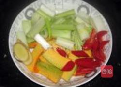 南瓜西芹烩三文鱼的做法图解5