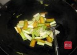 南瓜西芹烩三文鱼的做法图解6