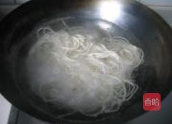 开洋葱油拌面的做法图解2