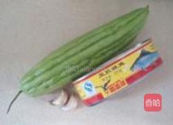 豆豉鲮鱼炒苦瓜的做法图解1