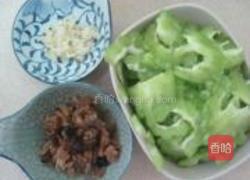 豆豉鲮鱼炒苦瓜的做法图解2