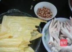 腐竹花生焖鸡爪的做法图解1