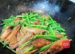 韭菜花炒笔管的做法图解5