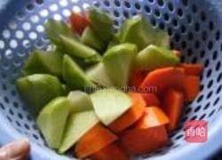 青红萝卜煲猪骨的做法图解2