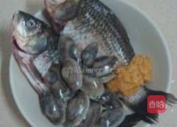 鲫鱼花蛤枸杞叶汤的做法图解1