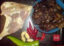 腊鸭腿炒云耳的做法图解1