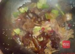 腊鸭腿炒云耳的做法图解6