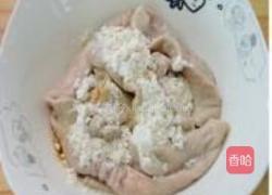 土豆蒸肥肠的做法图解1