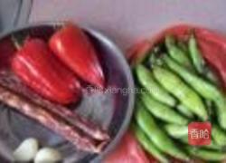 蚕豆红椒炒腊肠的做法图解1