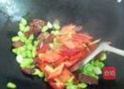 蚕豆红椒炒腊肠的做法图解7