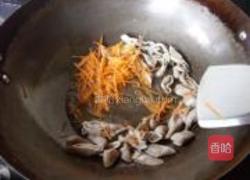 家常蒜叶炒肥肠的做法图解7