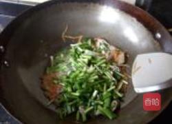 家常蒜叶炒肥肠的做法图解8