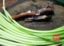 蒜心炒腊肉的做法图解1