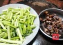 蒜心炒腊肉的做法图解2