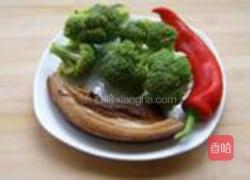 腊肉炒西兰花的做法图解1