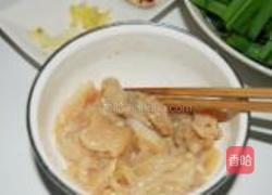 蒜苗炒鸡肉的做法图解1