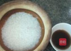 榨菜肉丝煲仔饭的做法图解1